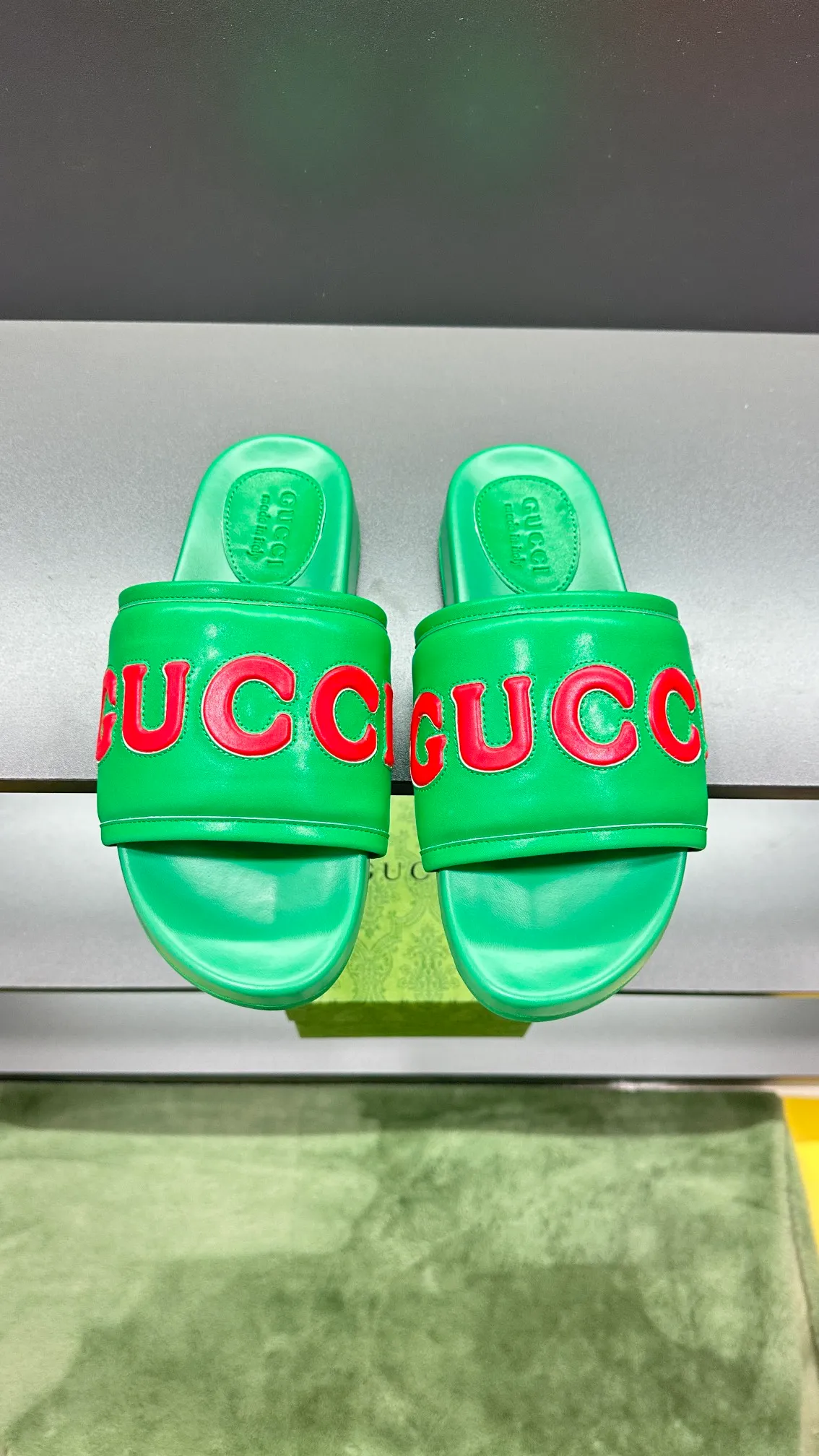 [G Family Couple Style] P: 320💰Female size 36~40 Men's size 39~45, (46. Custom-made GG slippers for men and women. This slipper is made of GG polyester fiber and is decorated with a Gucci label on the front, which adds a striking logo feel to the style. Beige GG recycled polyester fiber, same size for men and women, leather trim